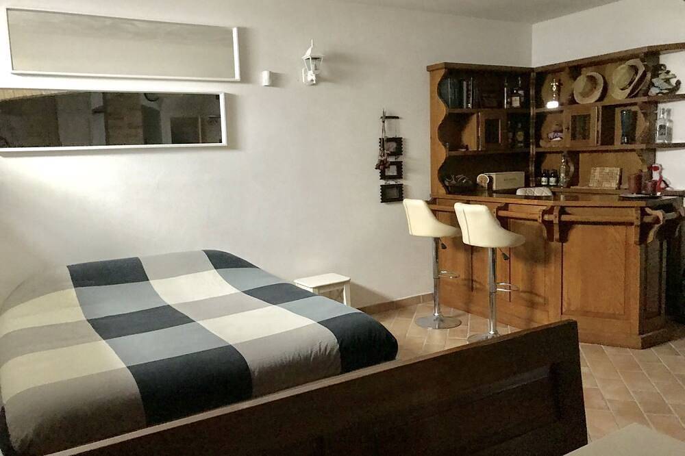 Apartamento entero, Taberna moderna de espacios abiertos, con uso compartido del jardín. in Numana, Riviera del Conero