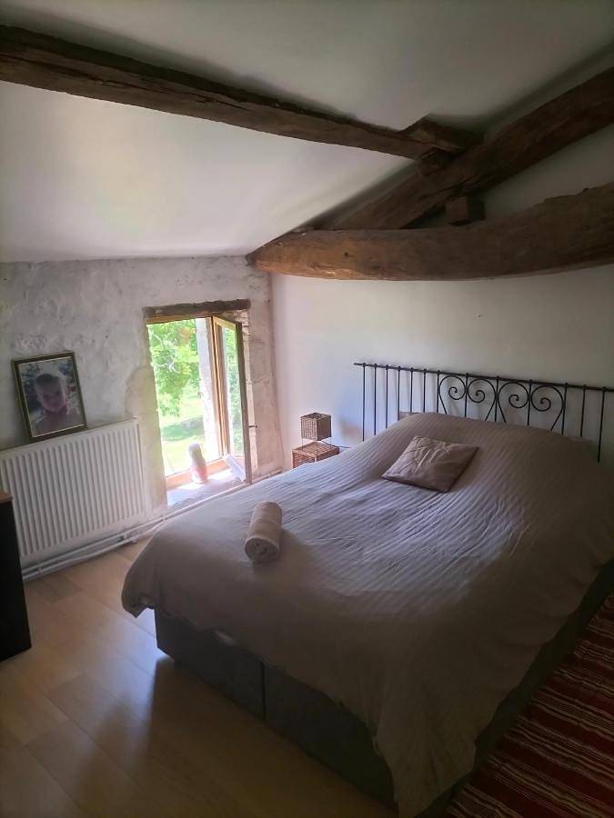 Chambre d’hôte pour 2 personnes, avec piscine ainsi que vue et jardin à Saint-Martin-de-Lerm
