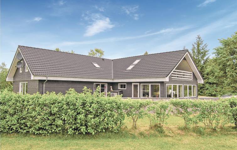 Ferieudlejning for 16 personer, med Jacuzzi og Terrasse såvel som Pool og Sauna i Fjellerup Strand