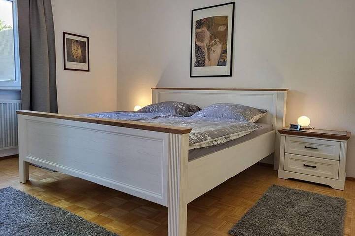 Ganze Wohnung, Helle Ferienwohnung im Erdgeschoss - Haus am Berg in Neunkirchen, Saarland