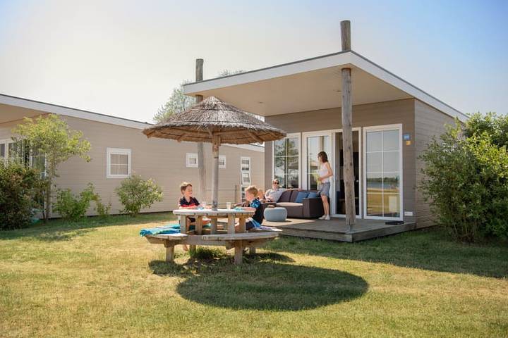 Chalet voor 6 personen, with terras and uitzicht op het meer as well as balkon/terras - 1