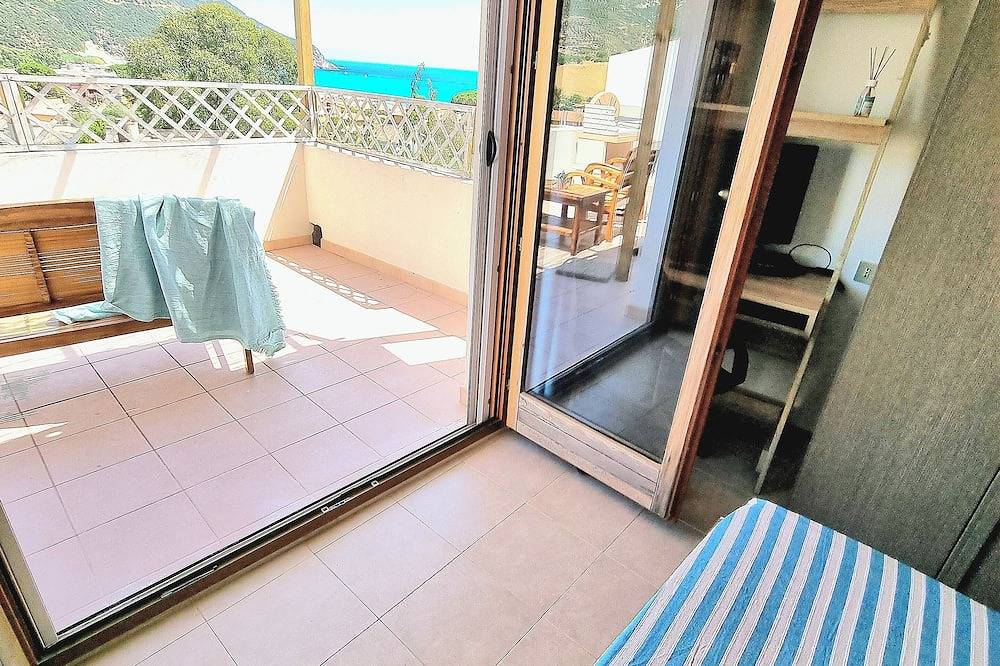 5 min walk to the beach!Stylish home with views. in Solanas, Comune di Sinnai
