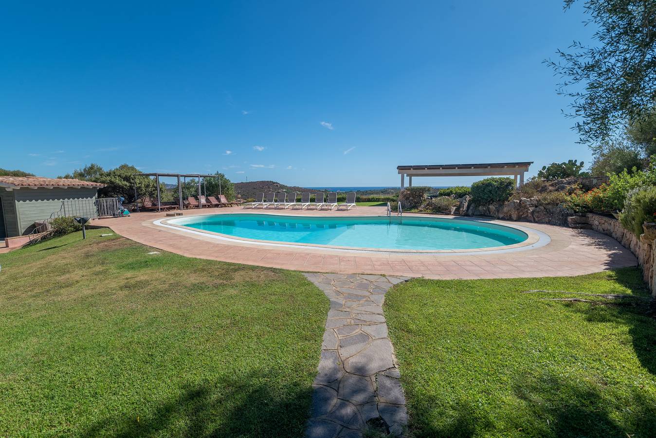 Entire apartment, Apartment "3 La Cinta" with Shared Pool, Whirlpool & Wi-Fi in Lu Fraili di Sopra, San Teodoro