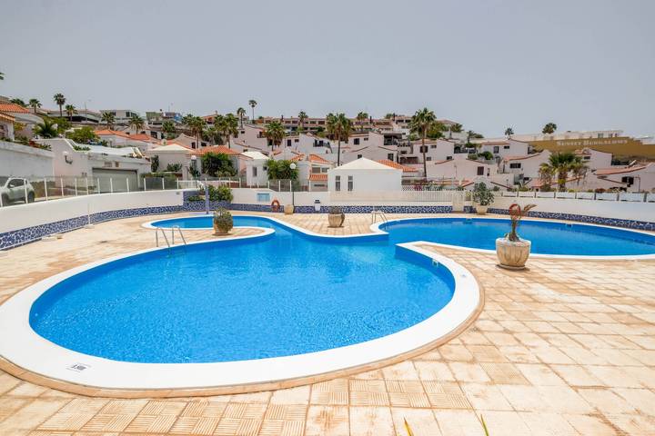 Entire apartment, Beautiful Holiday Home “Holiday Valley Teneriffa Süd” with Shared Pool, Terrace & Wi-Fi; Parking Available in San Eugenio Alto, Adeje