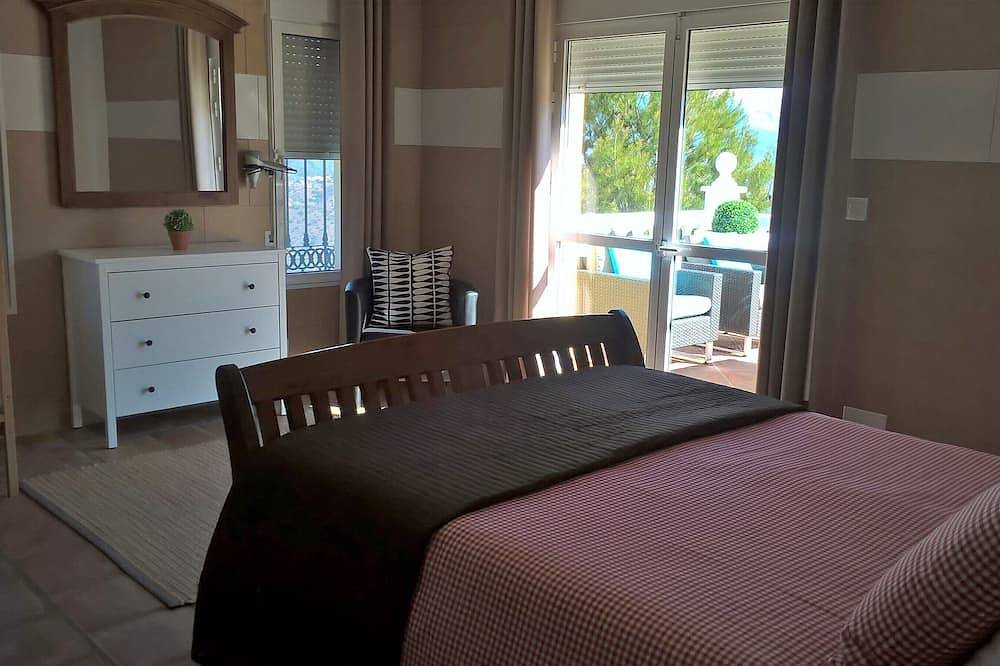 Luxus Moderne familienfreundliche Villa / Großer privater Pool / Themenbar / Atemberaubende Aussicht in Comares, Málaga Provinz