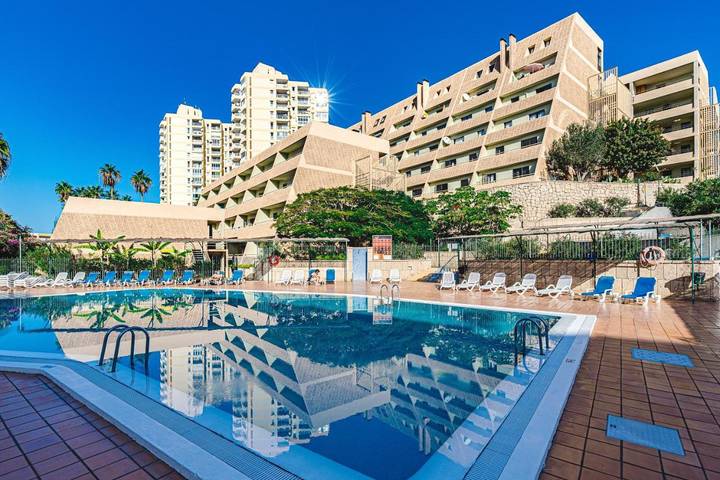 Appart’hôtel pour 3 personnes, avec vue ainsi que piscine et jardin, adapté aux familles