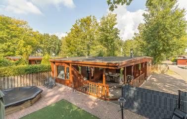 Gîte pour 4 personnes, avec vue ainsi que terrasse et piscine, animaux acceptés dans Erm