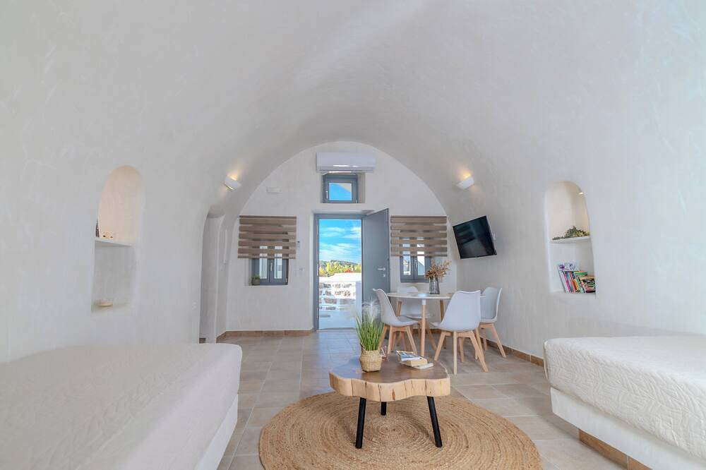 Deluxe Cave Villa with outdoor Hot Tub and Caldera View in Ormos Ammoudiou, Oia