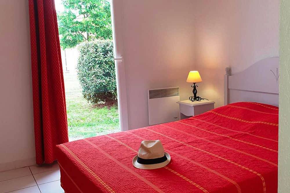 Entire apartment, Sun Hols les Rives du Lac by Interhome in Saint-Saturnin-lès-Avignon, Vaucluse