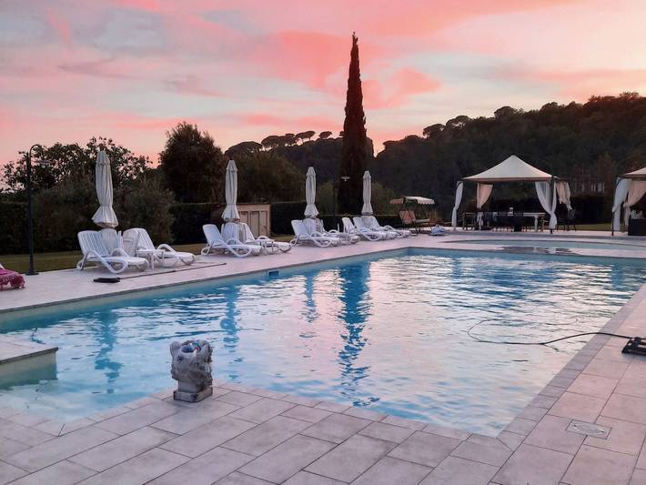 Agriturismo per 4 persone, con piscina e giardino a Riparbella