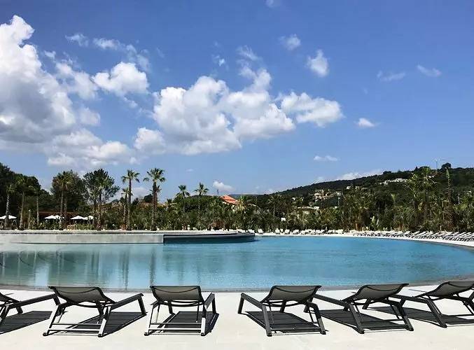 Camping pour 4 personnes, avec piscine et terrasse, animaux acceptés à Grimaud - 2