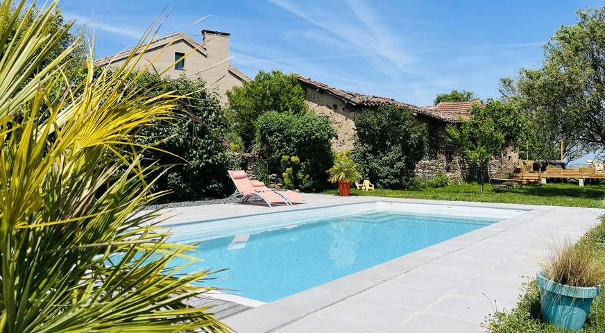 Gîte pour 6 personnes, avec terrasse et piscine ainsi que jardin et jacuzzi à Villefranche-d'Albigeois