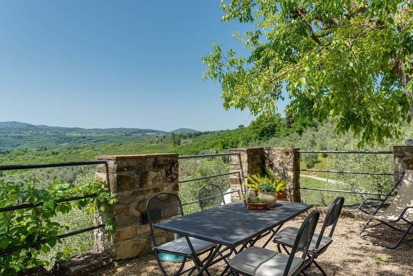 Appartement entier, Appartement « Frantoio » avec terrasse privée, jardin privé et Wi-Fi in Pelago, Valdarno