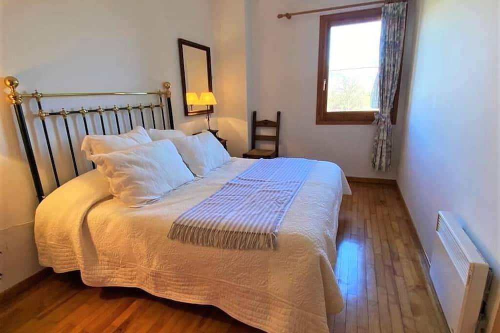 Entire apartment, Puigcerda Iii - Three Bedroom Apartment, Sleeps 6 in Puigcerdà, Cerdanya