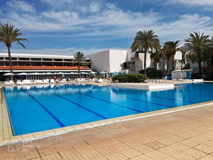 Ferienwohnung für 4 Personen, mit Balkon und Terrasse sowie Kinderpool und Pool
