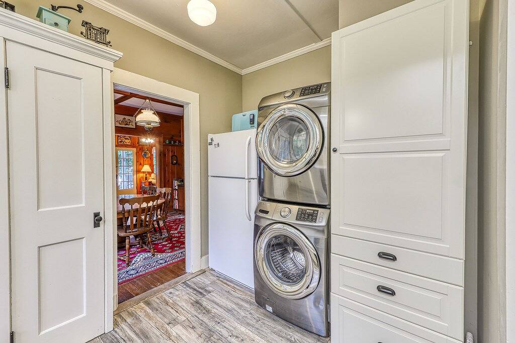 Neue Auflistung! Cottage am See mit abgeschirmtem Pavillon, Dock, 2 Hektar Fläche in Adirondack Mountains