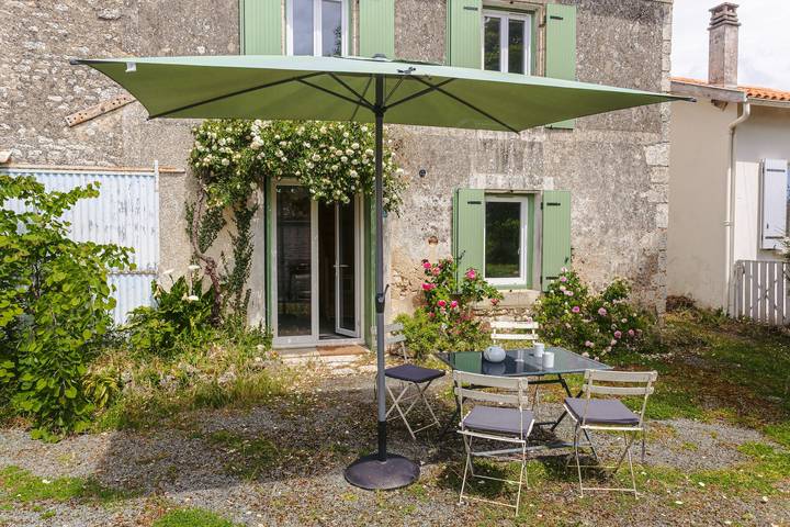 Gabae Les Volets Verts - Holiday Home with Private Barbecue in Puyravault, Rochefort region