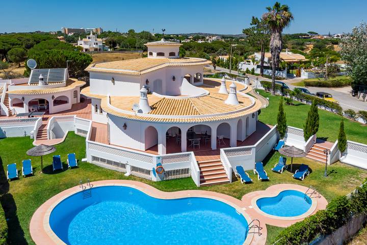 Villa für 12 Personen, mit Balkon und Terrasse sowie Garten in Olhos de Água
