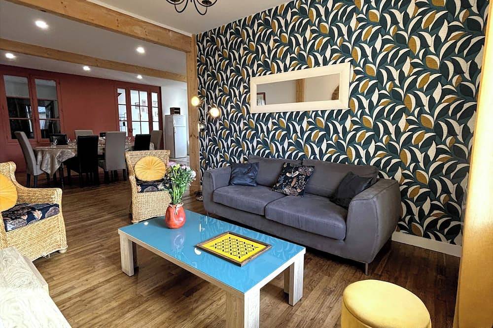 Gîte 8 pers Vivonne - Terrace, decor and table soccer in Vivonne, Vienne