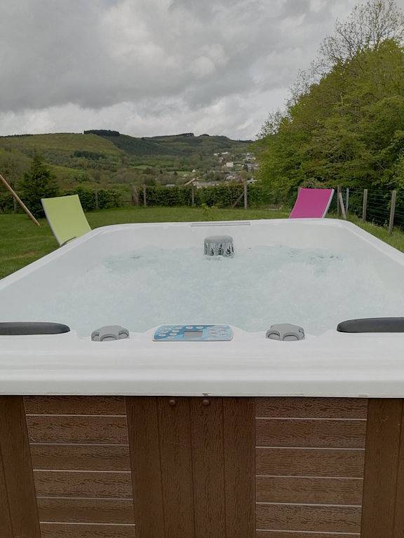 Gîte pour 4 personnes, avec jardin ainsi que jacuzzi et terrasse