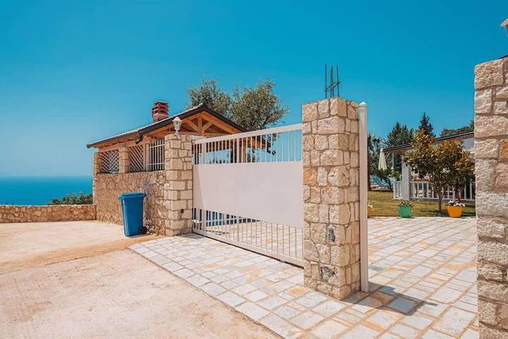 Maison d’hôte pour 7 personnes, avec piscine ainsi que vue et jardin, adapté aux familles à Himarë - 4