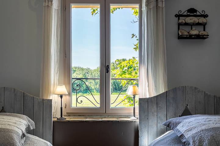 Nice Provencale House 4 pers country garden swimming pool Spa playground in Grans, Mittelmeerküste (Frankreich)