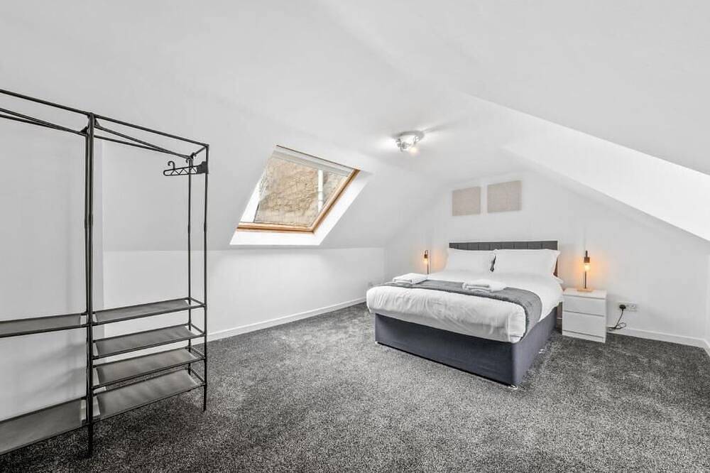 Luxe & Spacious Apt in Hawick -Fast Wifi -Sleeps13 | Walk to Everything in Scottish Borders