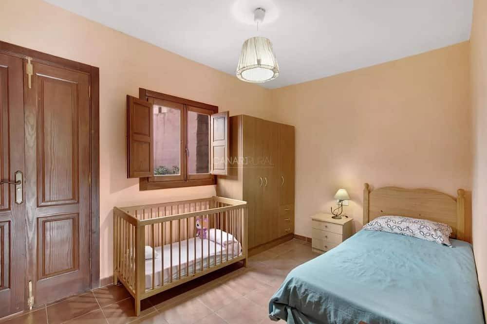 Charming 3-Bedroom Stone House with Scenic Views in Vallehermoso, La G in Los Chapines, Vallehermoso