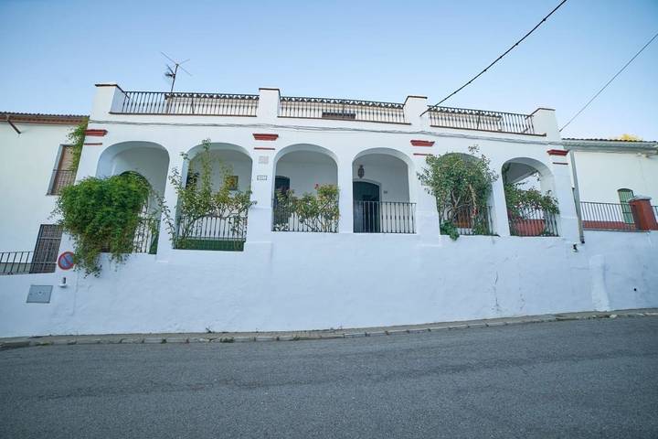 Apartamento para 19 personas, con Balcón y Terraza además de Jardín y Vistas en Fuenteheridos