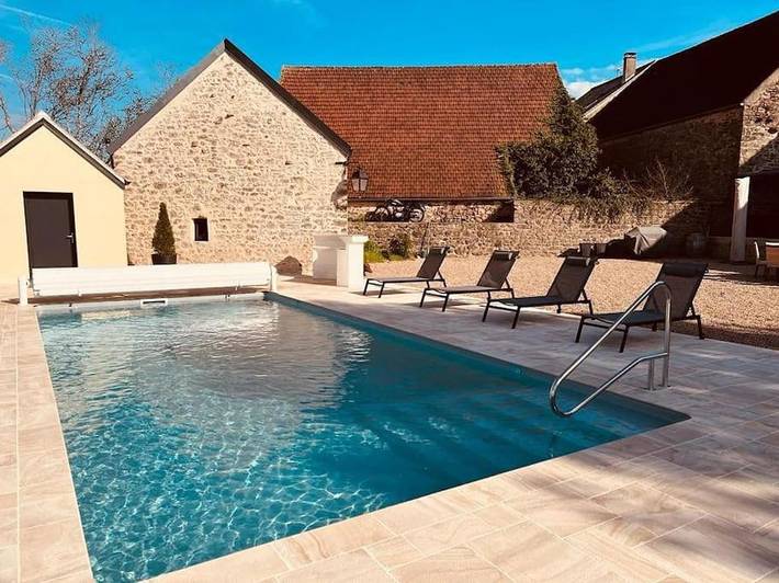 Location de vacances pour 11 personnes, avec Terrasse et Jardin ainsi que Piscine et Vue à Avallon