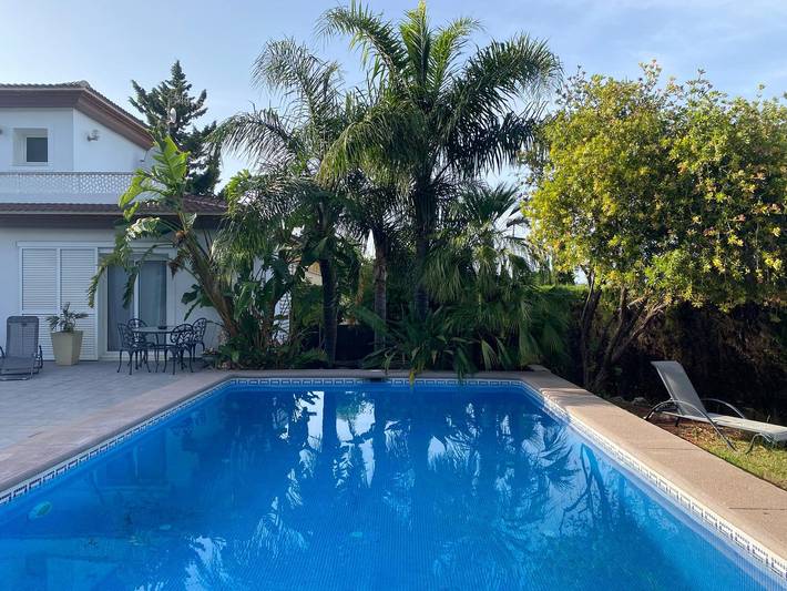 Casa de vacaciones para 8 personas, con balcón y jardín en Montgó