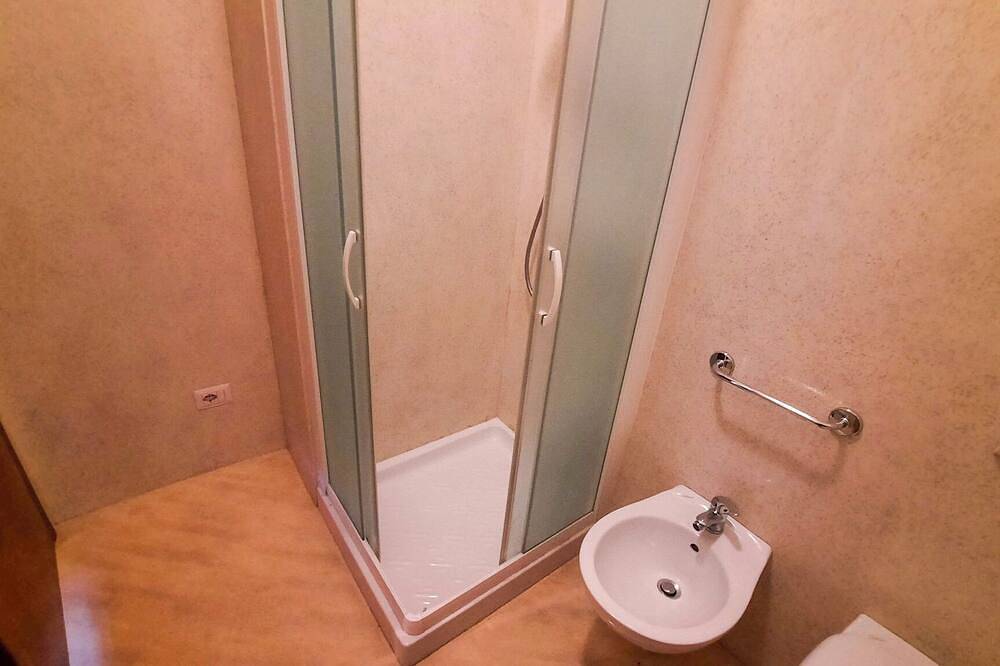 Ganze Wohnung, 3-Zimmer-Wohnung mit Balkon und herrlicher Seesicht in einer Ferienanlage mit Pool in Germignaga, Lago Maggiore (Lombardei)
