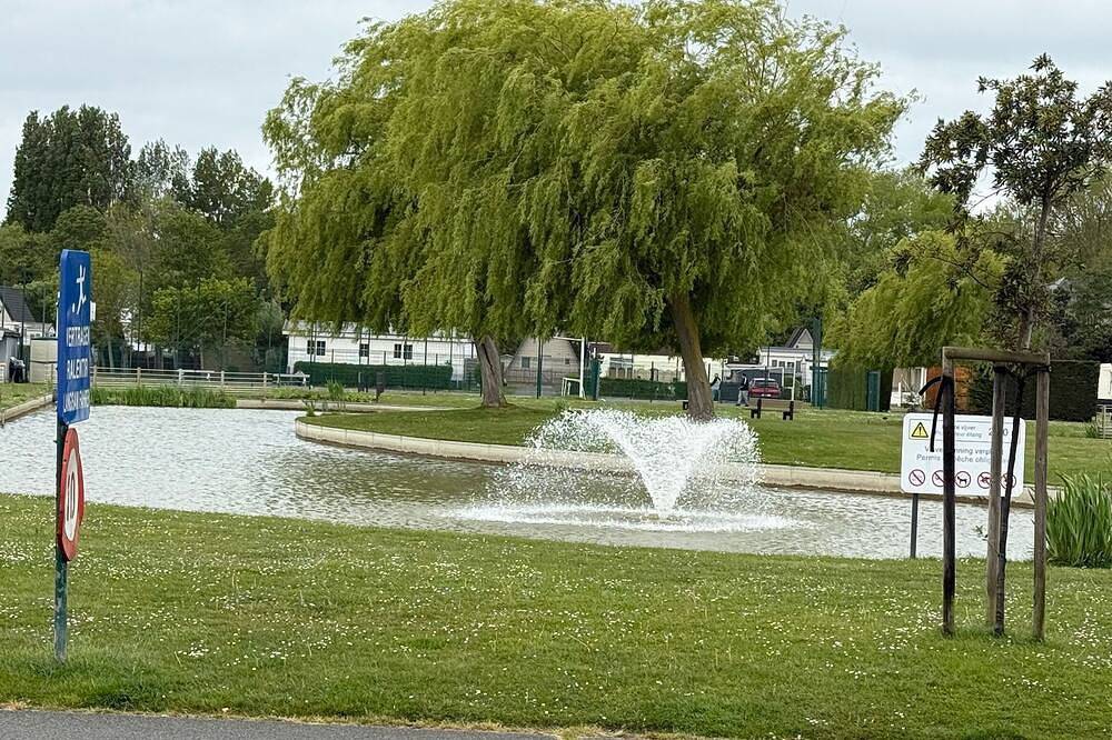 Charming 2-bedroom mobile home with Wifi, Ac in enchanting Nieuwpoort in Nieuwpoort, Belgische Küste