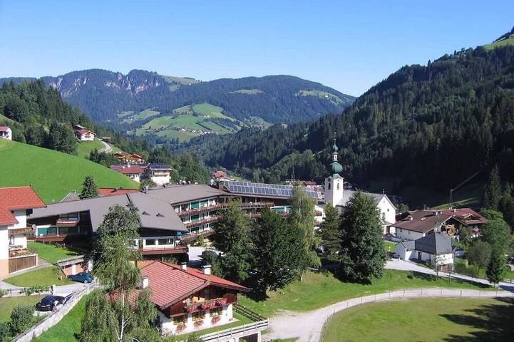 Vakantiewoning voor 4 personen, with zwembad and balkon as well as tuin in Auffach