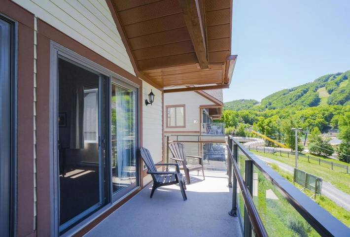 Location de vacances pour 4 personnes, avec terrasse ainsi que jardin et vue à Bromont - 4