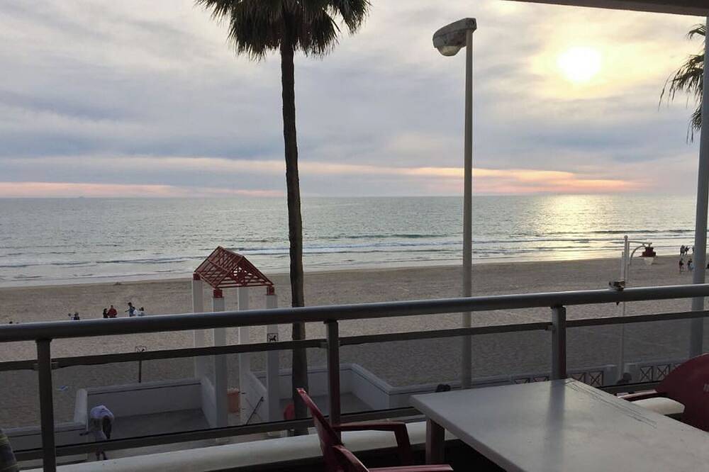 Apartamento entero, Primera linea playa en  Cádiz. Totalmente reformado en enero del 2017 a estrenar in Playa La Victoria, Cádiz