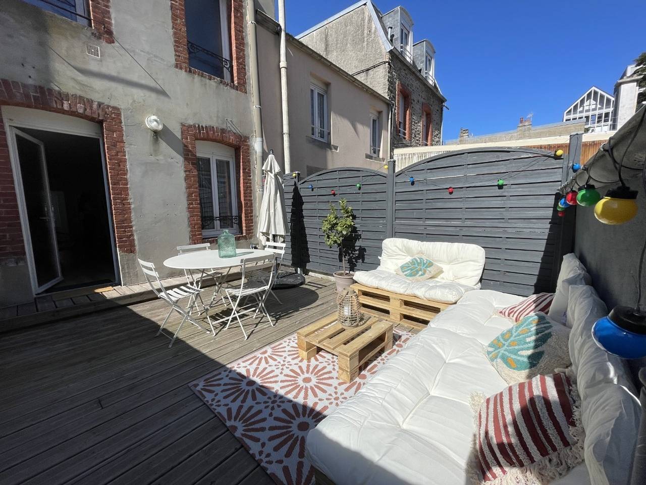 Entire apartment, Perle rare au cœur de Granville avec grande terrasse aménagée, 1 chambre, 2 couchages. in Granville, Côte de la Déroute