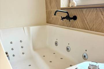 Gîte pour 4 personnes, avec jacuzzi à Montfrin