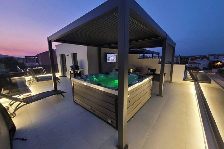 Ferienhaus für 6 Personen, mit Terrasse und Whirlpool sowie Garten in Vodice