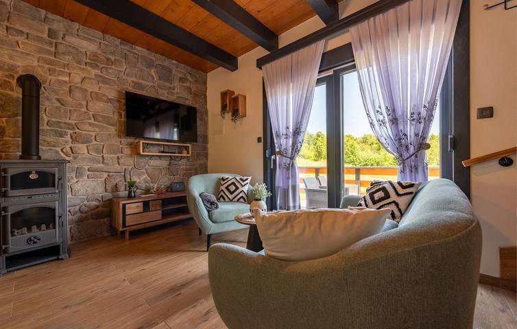 Charmante Ferienwohnung mit WLAN, Klimaanlage, Parkplatz, Terrasse und Grill in Prozor, Lika-Senj