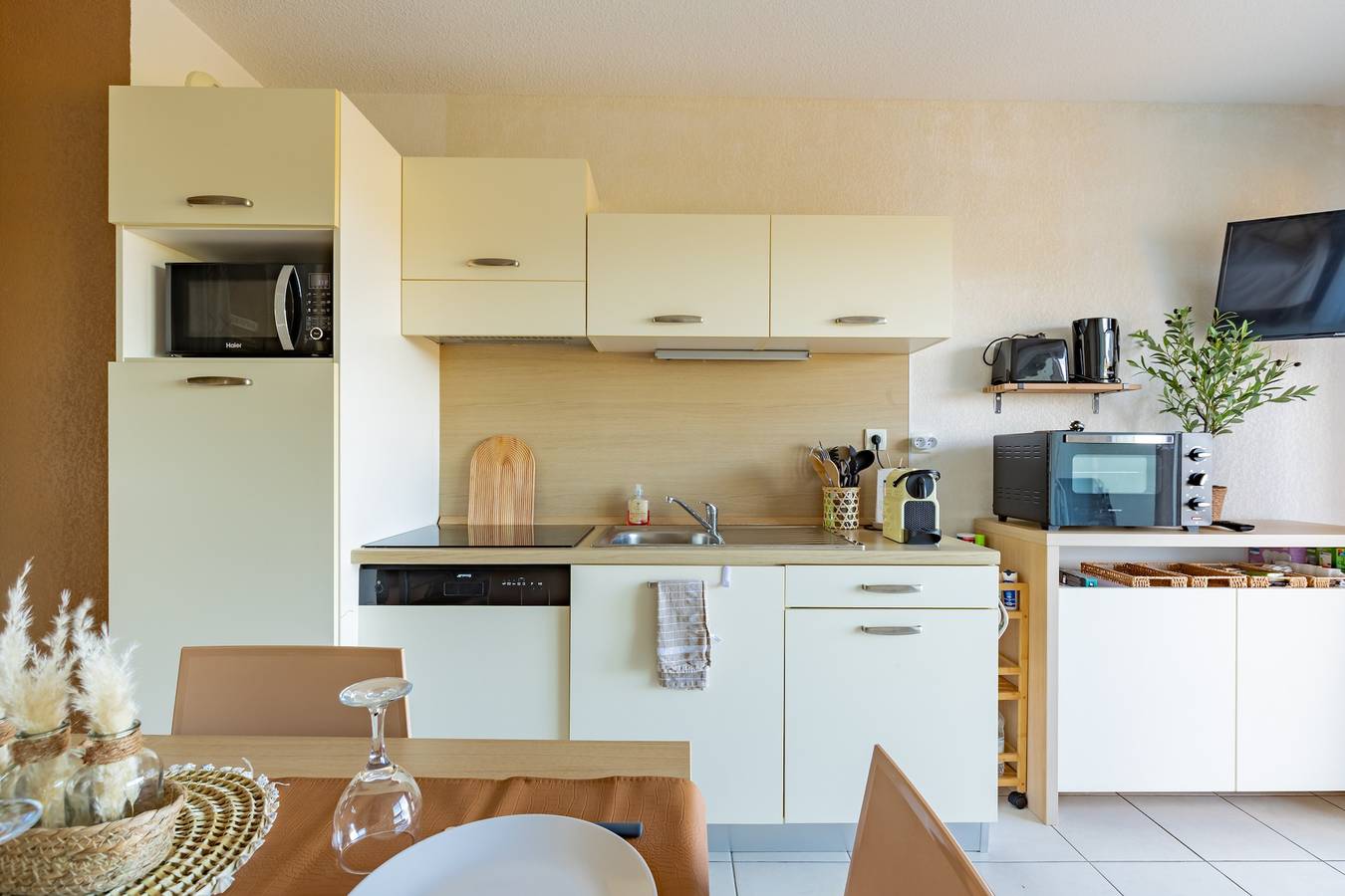 Appartement entier, Le Cosy Vignes - Piscine partagée in Azille, Région de Carcassonne