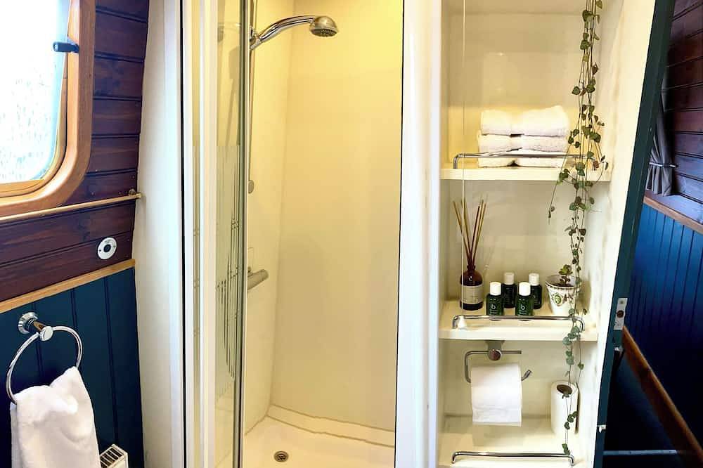 Pretty Narrowboat moored in Private Garden, (sleeps 4), Hanwell, West London. in Ealing, London