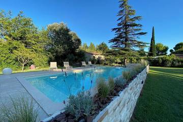 Gîte pour 2 personnes, avec terrasse ainsi que jardin et piscine à Sarrians