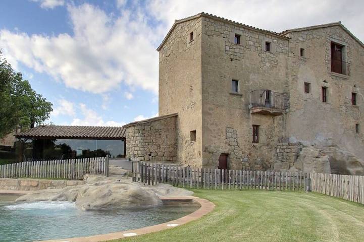 Villa for 24 people, with Hot tub and Terrace as well as Garden in Bages