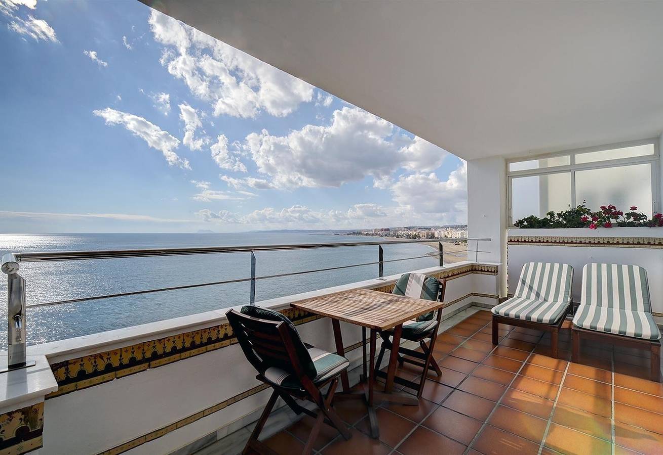 Appartement entier, Appartement "Boulevard 302" près de la mer avec vue sur mer et piscine in Estepona, Costa del Sol