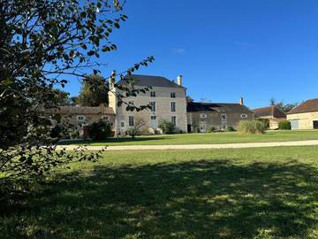 Location de vacances pour 7 personnes, avec piscine ainsi que vue et jardin à Journet