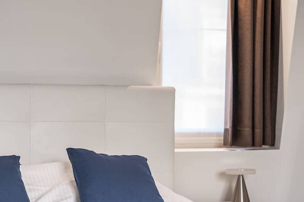 Entire apartment, Luxury two-room suite with balcony near city center in Bruges, West Flanders
