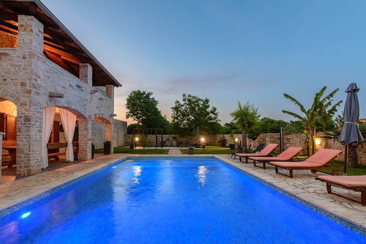 Ferienhaus für 10 Personen, mit Garten und Pool sowie Balkon