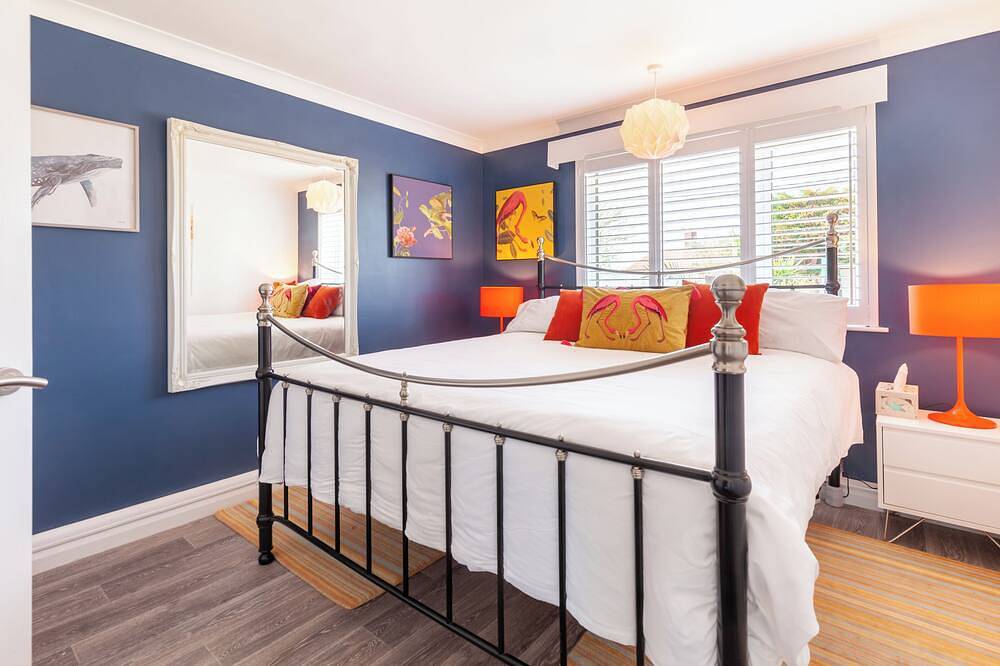 Beachfront - Retreat, relax, recharge. Hot Tub* V. Private. Walk to Beach & pub! in Great Yarmouth, The Broads