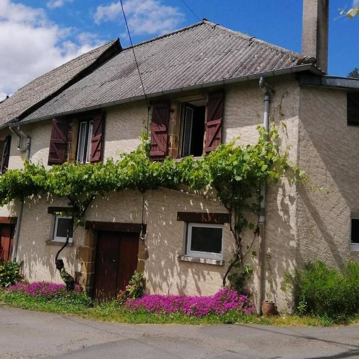 Gîte pour 6 personnes, avec terrasse et vue à Voutezac